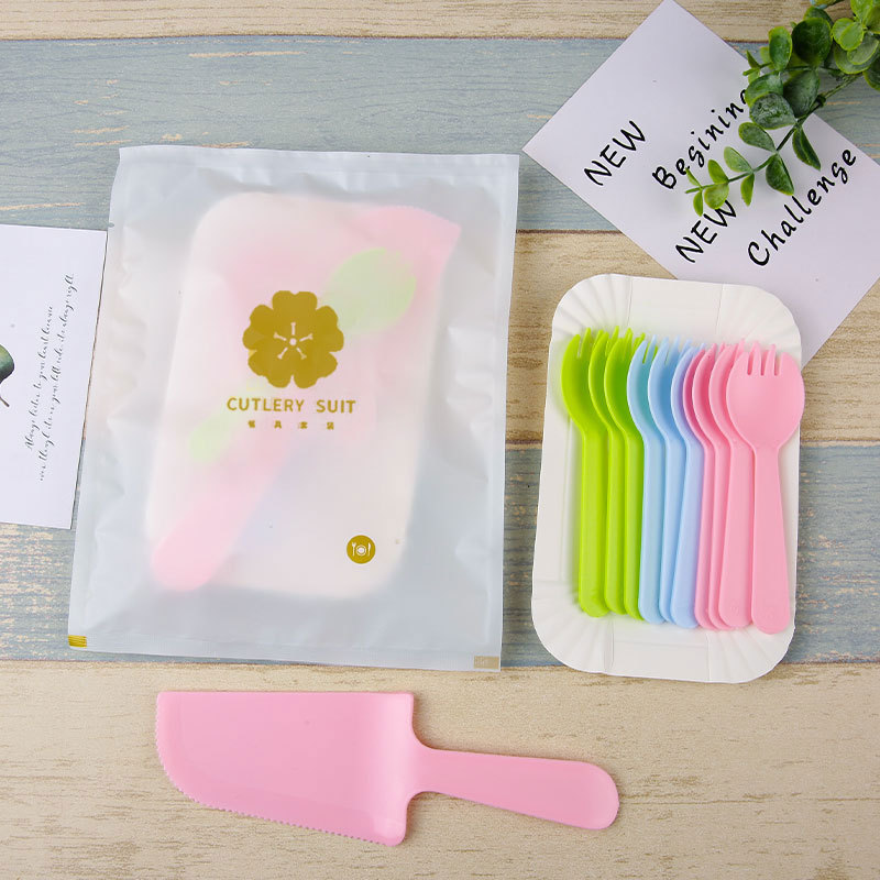 흰색 가방, 접시 10개, 포크 10개, 칼 33세트