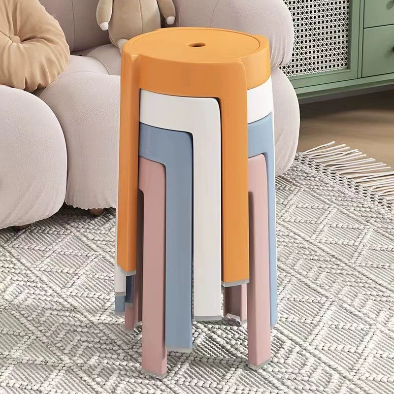 Пластиковый стул утолщенный, может быть сложен для домашней гостиной. Очень простой стиль обеденный стол.