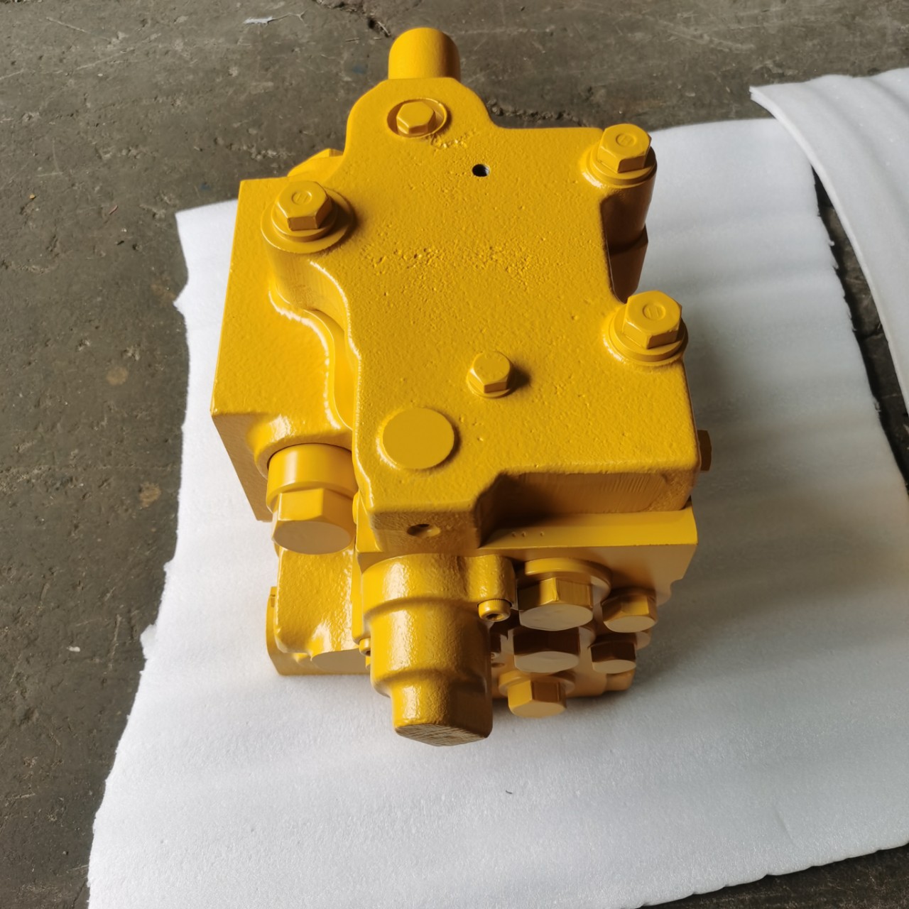 小松推土机D65-12阀723-62-12100