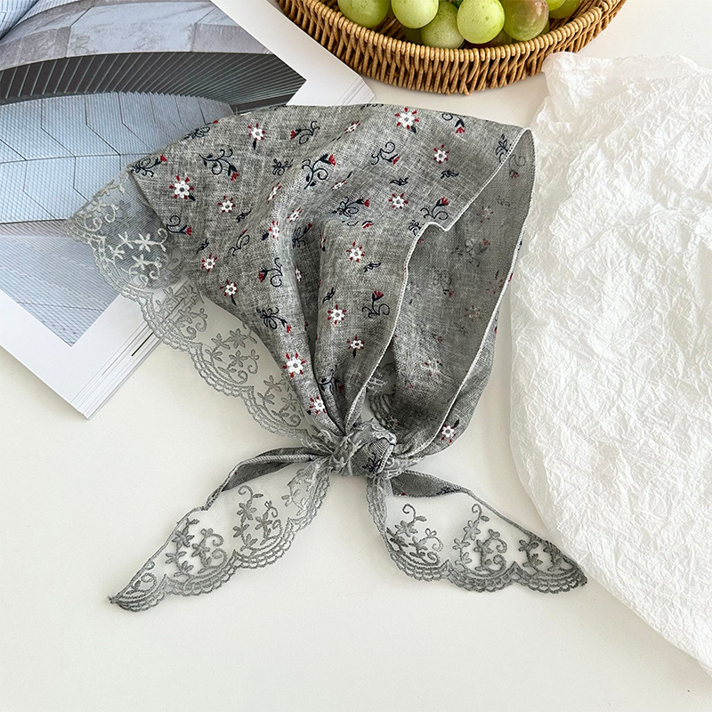 Bufanda de seda Bufanda triangular con borde de encaje Bufanda de mujer Pequeño estilo pastoral fresco bolso floral decorativo pañuelo para el cabello