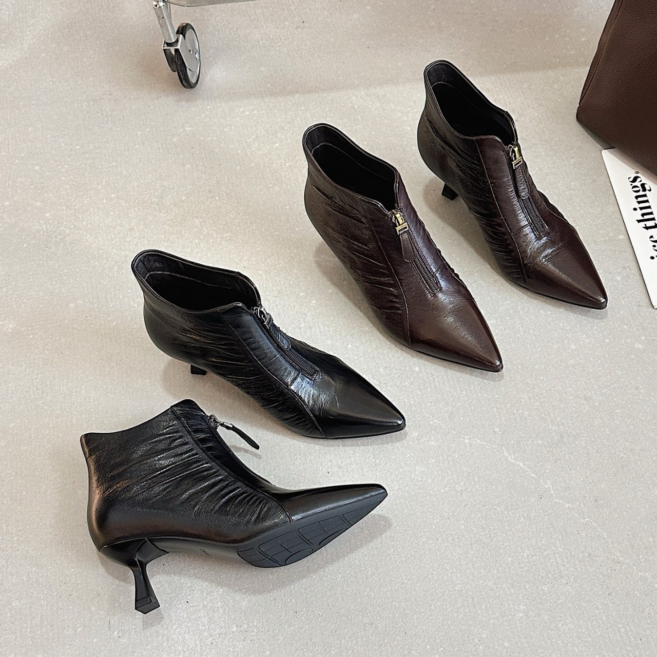 Boot nữ cổ thấp mũi nhọn gót nhọn khóa kéo trước nhún thời trang thu đông 2024 — Màu đen