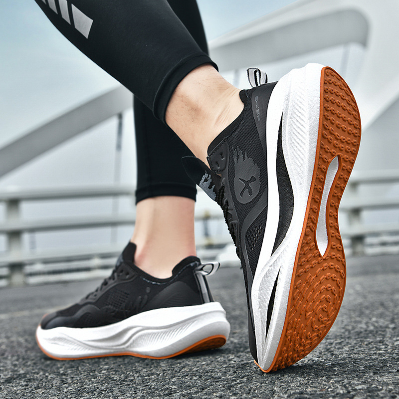 Zapatas de carreras de pareja de color contrastante de la marea nacional Duan Duan 2025 College Breathable Full Palm Plate de carbono Zapatas de carreras de hombre