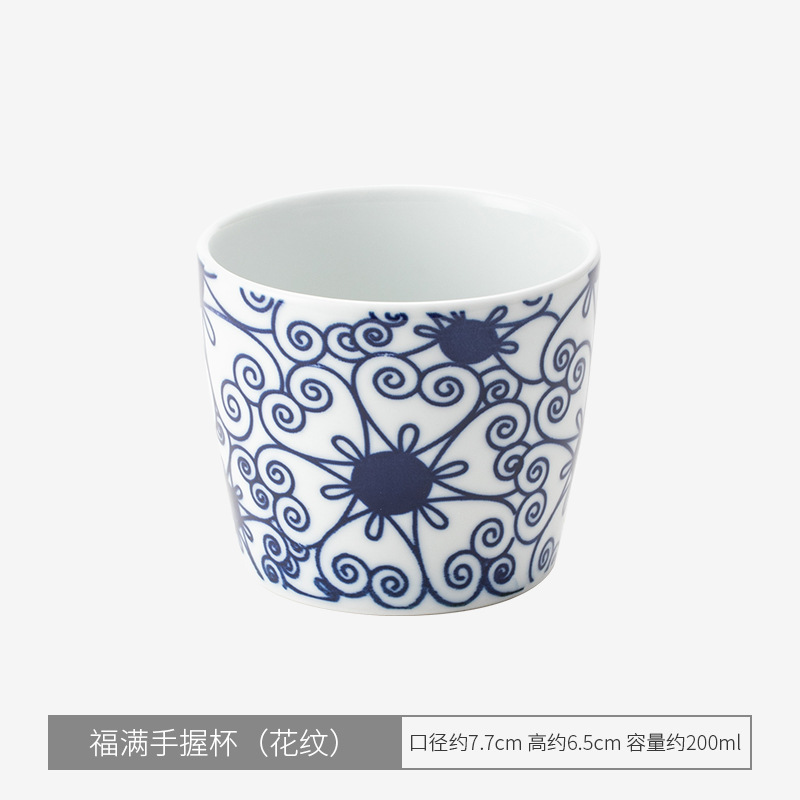 Fuman holds the cup (patterned)