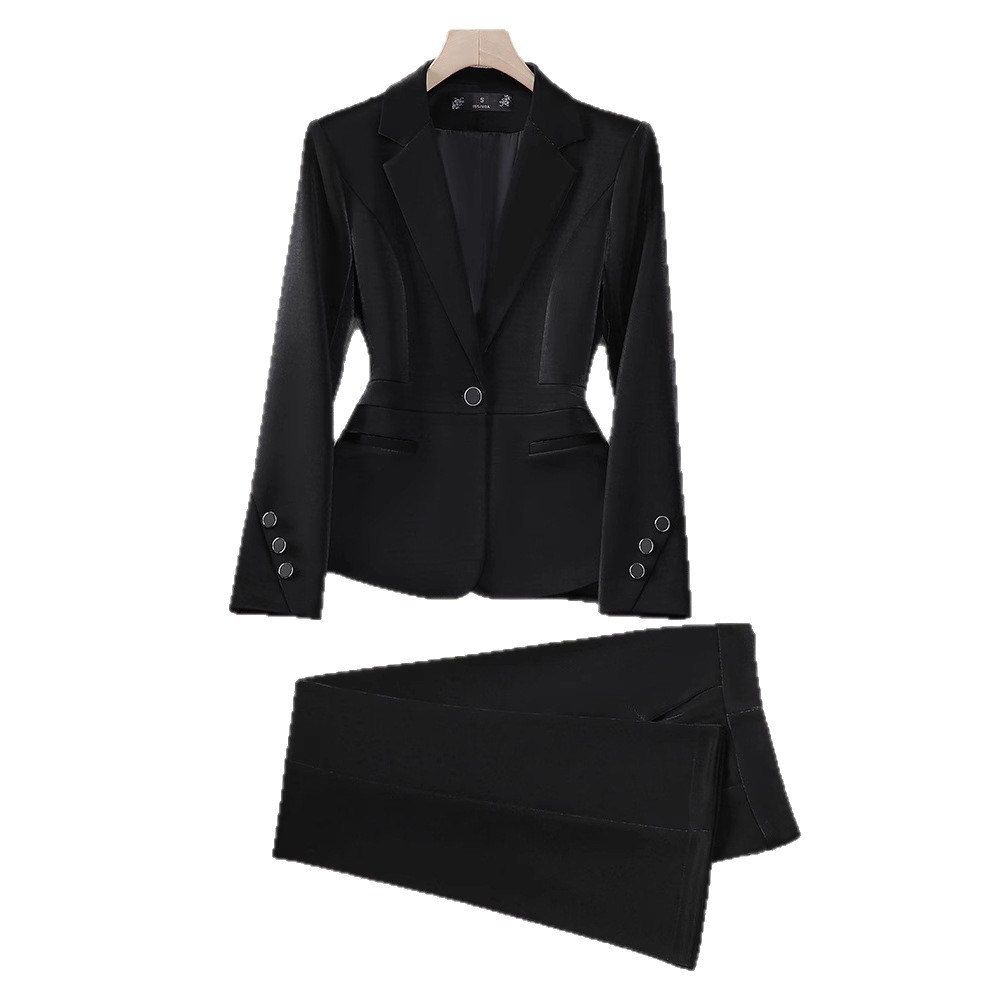 Elegante completo da donna con blazer e pantaloni rosa: abbigliamento professionale da ufficio in stile moderno_voghion.com