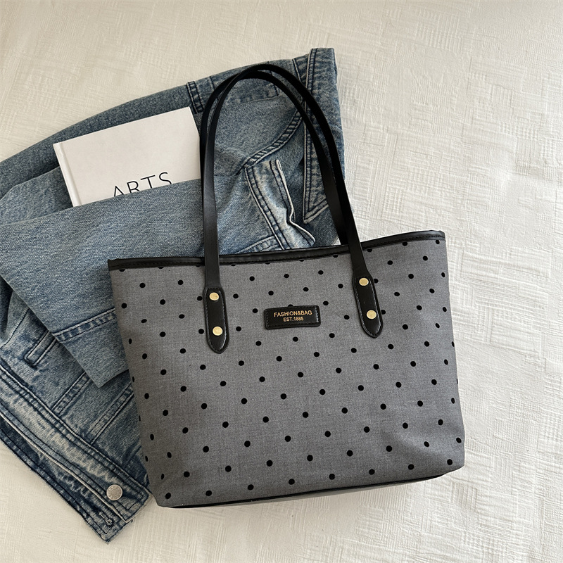 Bolsa de invierno de otoño y invierno de gran capacidad para mujeres 2024 nueva moda onda punto bolso de hombro de moda bolso de mano de viaje