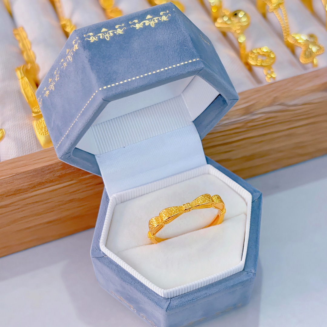 Matte small ring, princess style