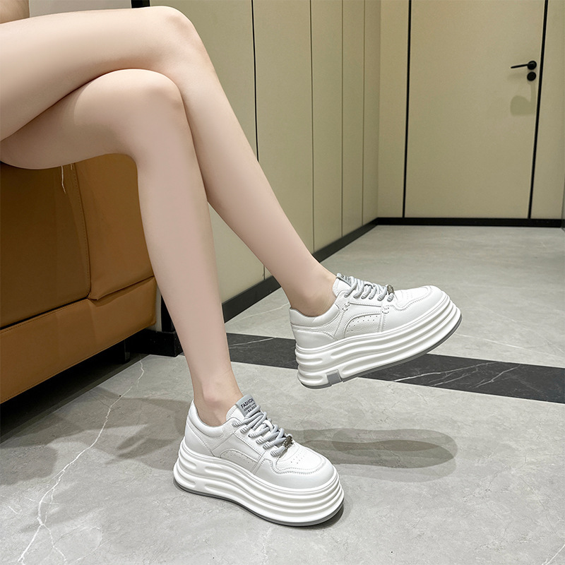 2025 新厚底本革白靴女性の秋のスポーツシューズ韓国スタイルのインナー高さカジュアルスニーカー女子学生靴|undefined