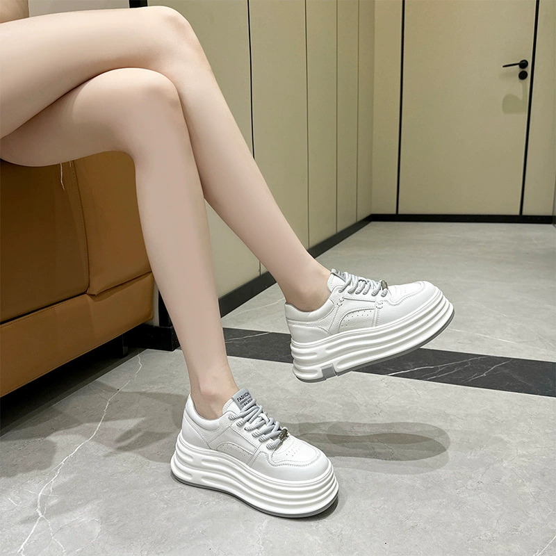 2025 новых женских белых кроссовок из натуральной кожи на толстой подошве, осенняя спортивная обувь, корейская версия с внутренним увеличением роста, повседневные кроссовки для студенток.