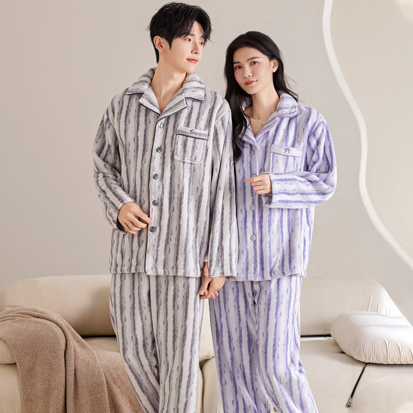 Pijama de pareja de coral de veludo de coral de cautiverio y invierno de veludo de franela gruesa se puede usar con un conjunto de cardigan.