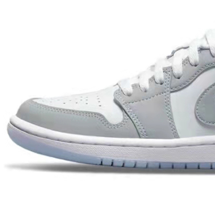 ⑪ gray and white d