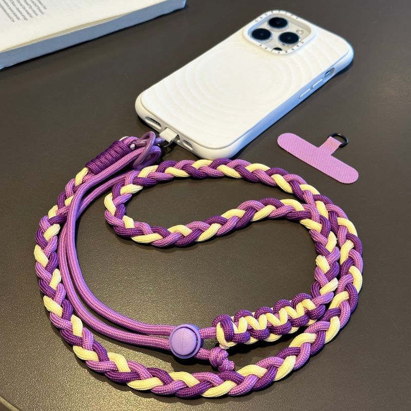 カラーの携帯電話のひもの3本の編みのロープの女子学生は斜めに背もたれのひもにまたがります。|undefined