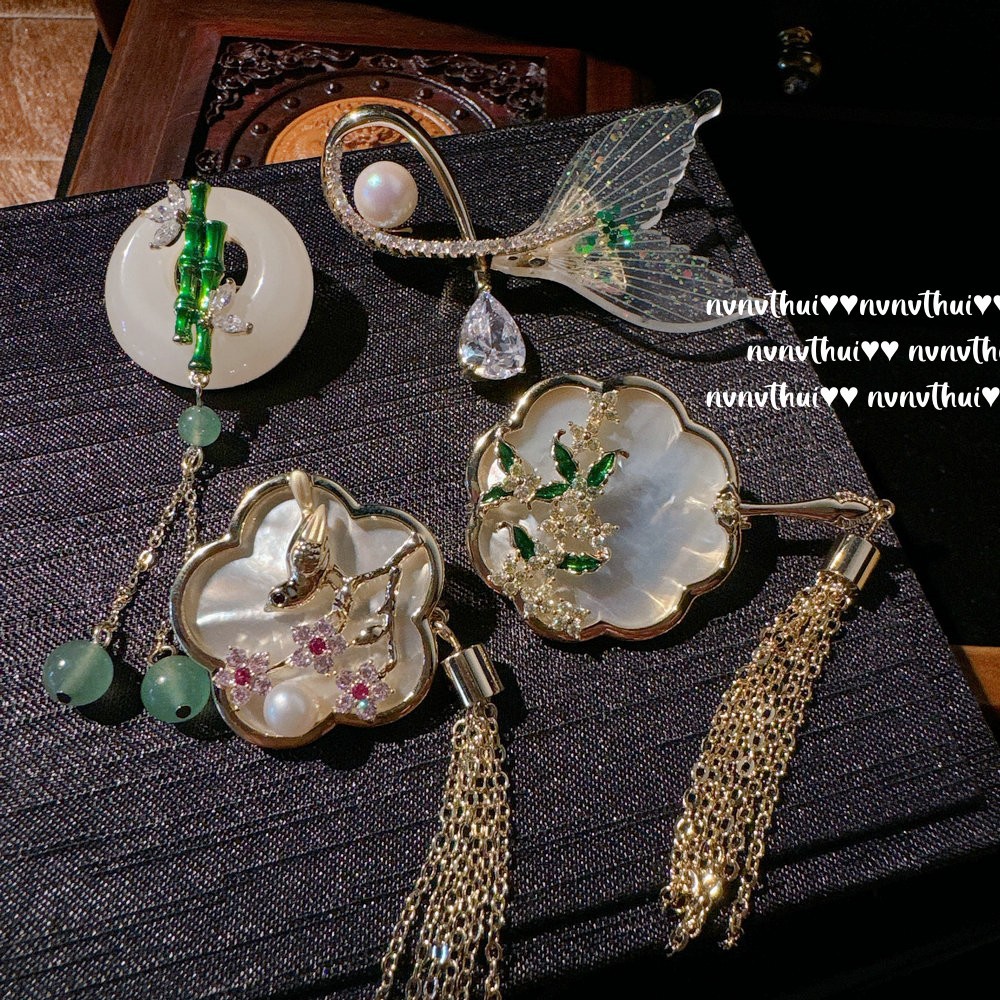 Lychee frozen white chalcedony safety buckle brooch water spirit water spirit fish Ji fritillary bird zircon brooch bamboo leaf