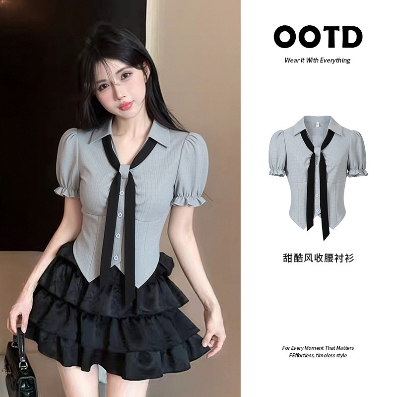 Light blue denim-textured short-sleeved shirt with a black ribbon design, slim fit, accentuates the bust, short top for petite individuals