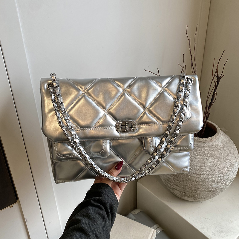 Primavera 2026 nueva cadena de estilo de diamante pequeña bolsa cuadrada de gran capacidad simple de viaje diario bolsa de cartero