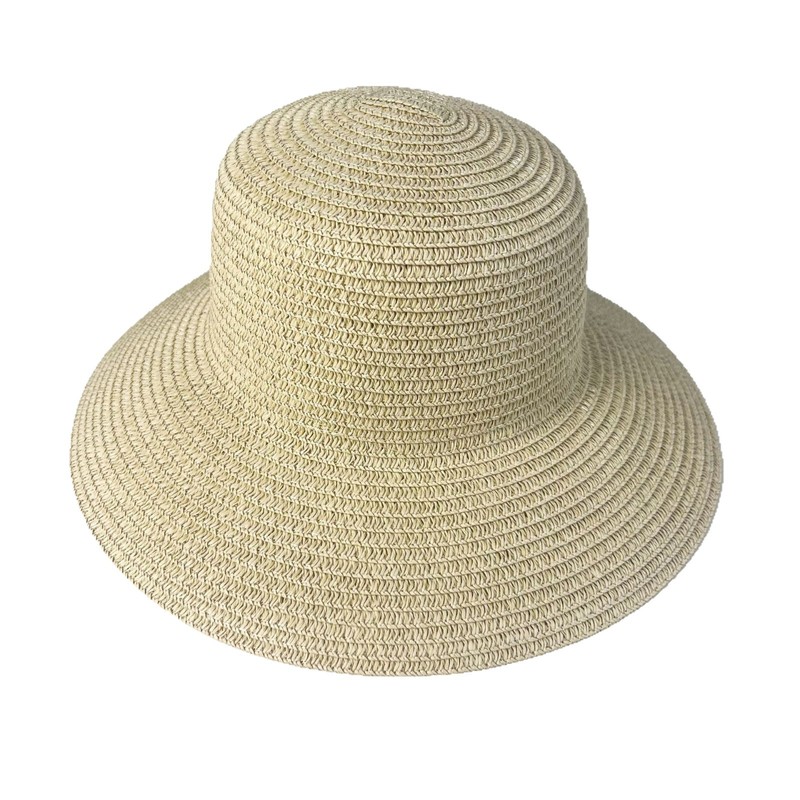 夏の巻きは縁に沿って麦わら帽子をします。|undefined