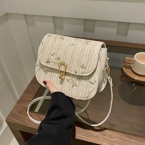 Tejido de moda coreana red red botón de bloqueo de hombro mochila 2024 primavera nuevo estilo universal bolso de paja tejido
