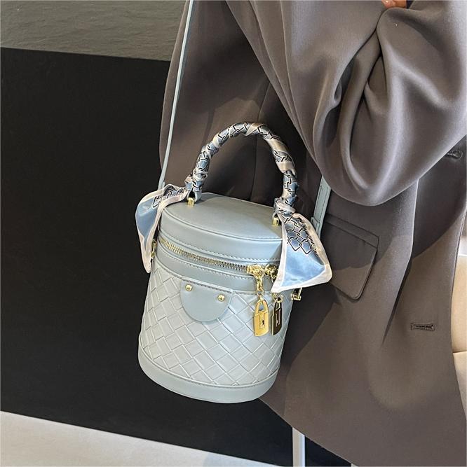 Nicho tejido de alta sensación bolso de mano mujer 2024 verano nuevo estilo versátil bolso de tendencia bolso de balde de explosión