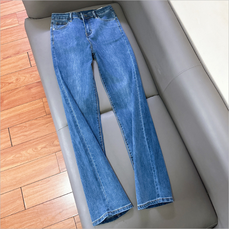 Camicia donna bianca con scollo a v e jeans larghi casual_voghion.com