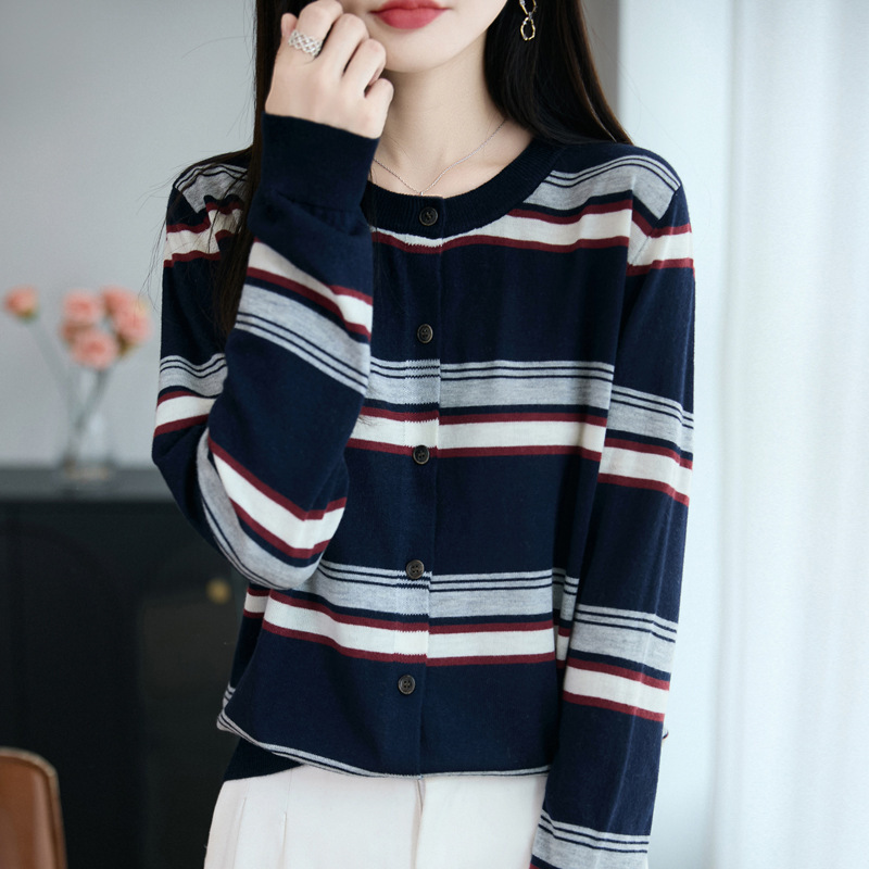 精纺羊毛2025秋冬新女短款宽松圆领拼色条纹系扣打底针织开衫外套|undefined