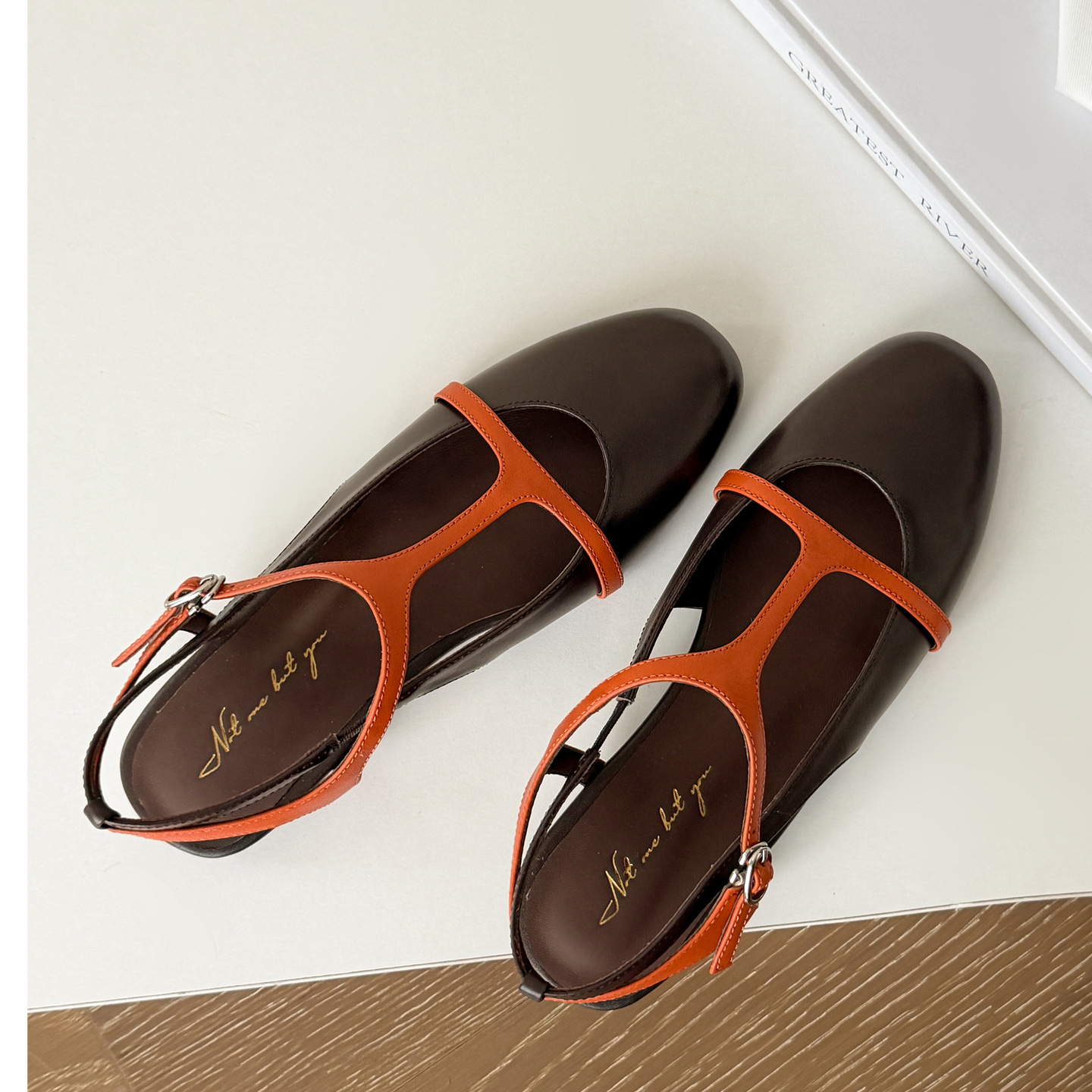 Sandal nữ quai chữ T bít mũi đế bệt da bò phối màu phong cách Hàn — màu nâu