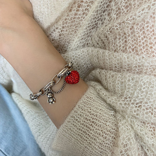 Dongdaemun, South Korea, fashionable strawberry crystal bear English tag bracelet ins for women with cold style and luxury design