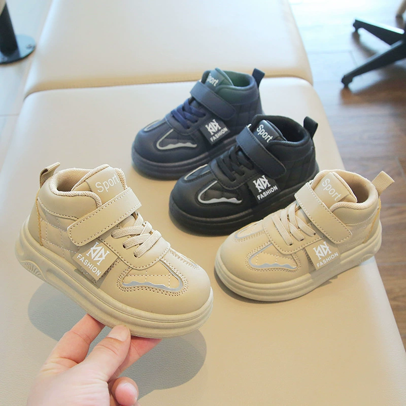 Распродажа детской спортивной обуви весна-осень 2025: кроссовки для мальчиков, повседневные высокие кеды, лоферы для девочек, мягкая подошва для малышей.