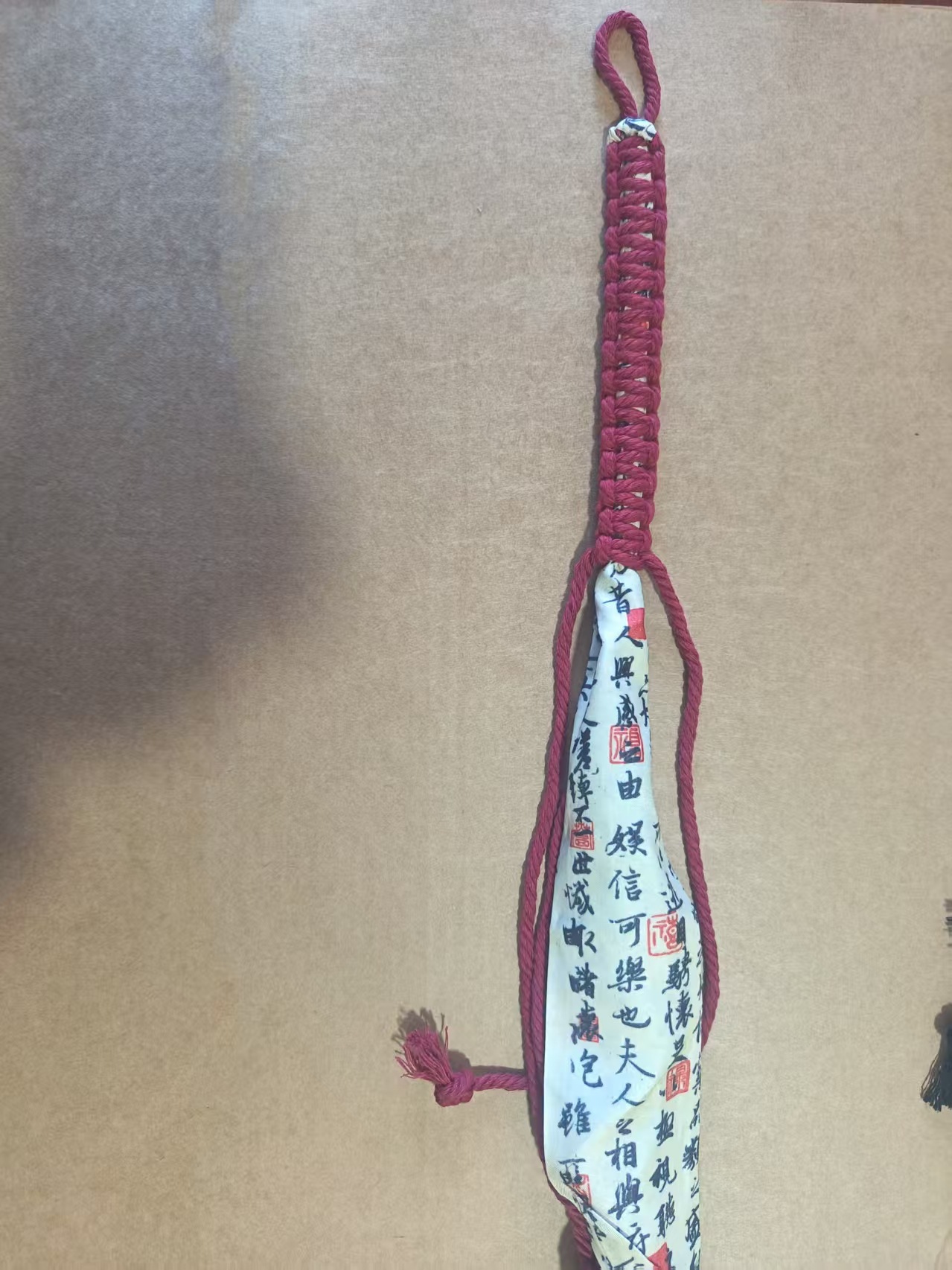 빨간색 손잡이 끈