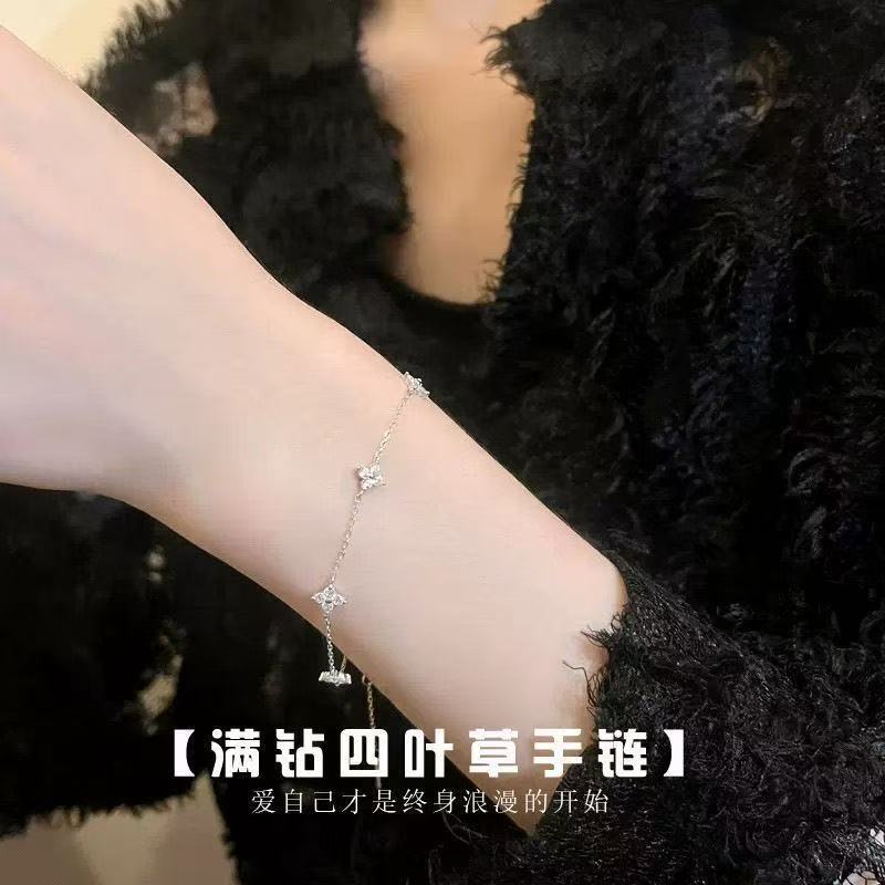 2025 新フレンチスタイルカスミソウ四つ葉のクローバーブレスレット女性のライト高級ニッチデザインシンプルなフラワーブレスレット|undefined