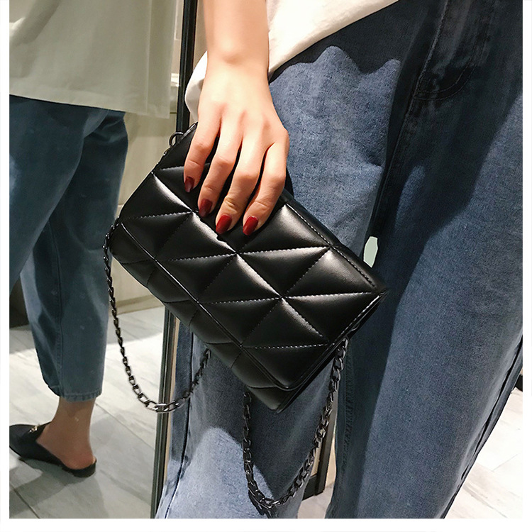 Borsa a tracolla piccola quadrata, versatile, alla moda e alla moda, con catena trapuntata, nuova tendenza 2025 da donna_voghion.com