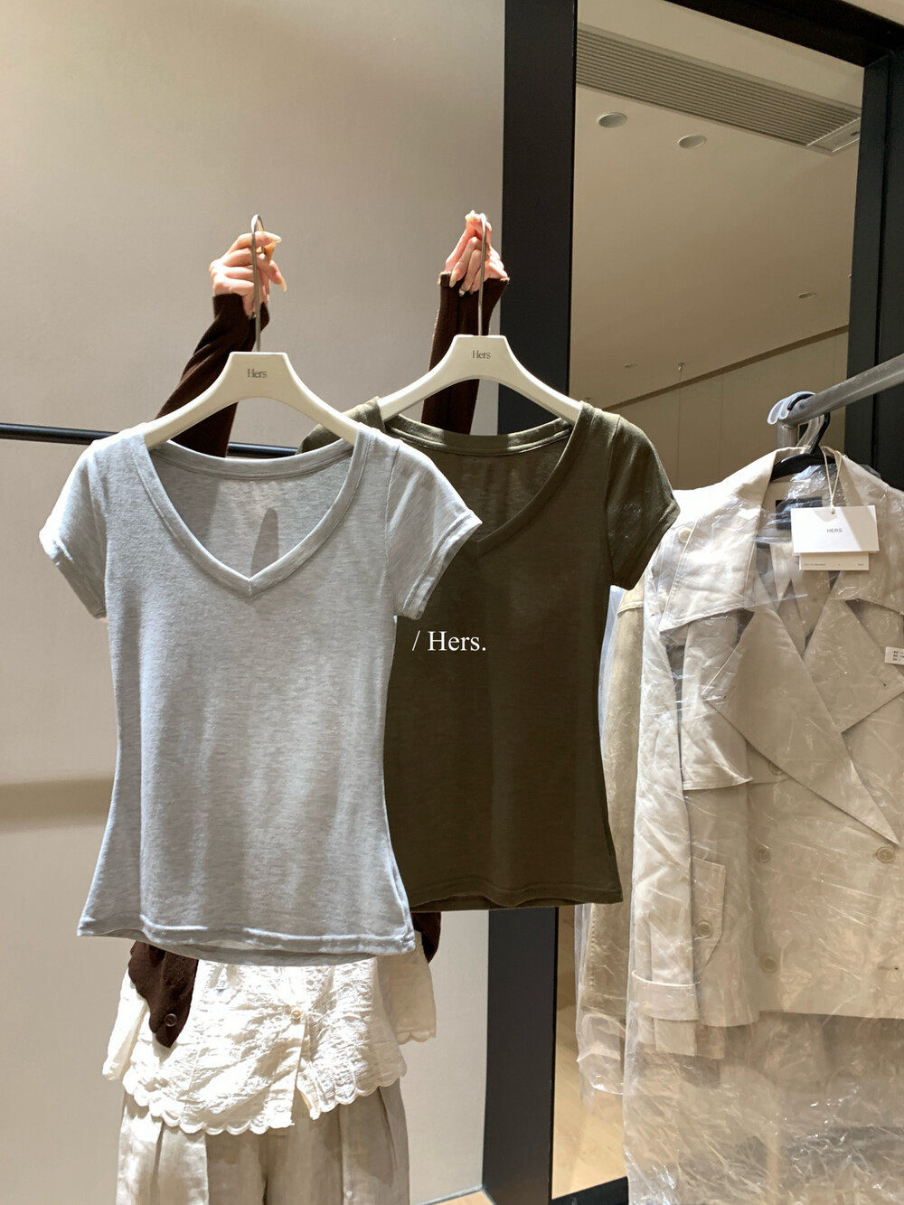 Áo thun nữ cổ V tay ngắn phong cách Hàn Quốc, form chuẩn vai, thiết kế đơn giản, mặc đẹp mọi dáng — màu đen, trắng ngà, màu hồng, xanh lá cây chi tiết 33