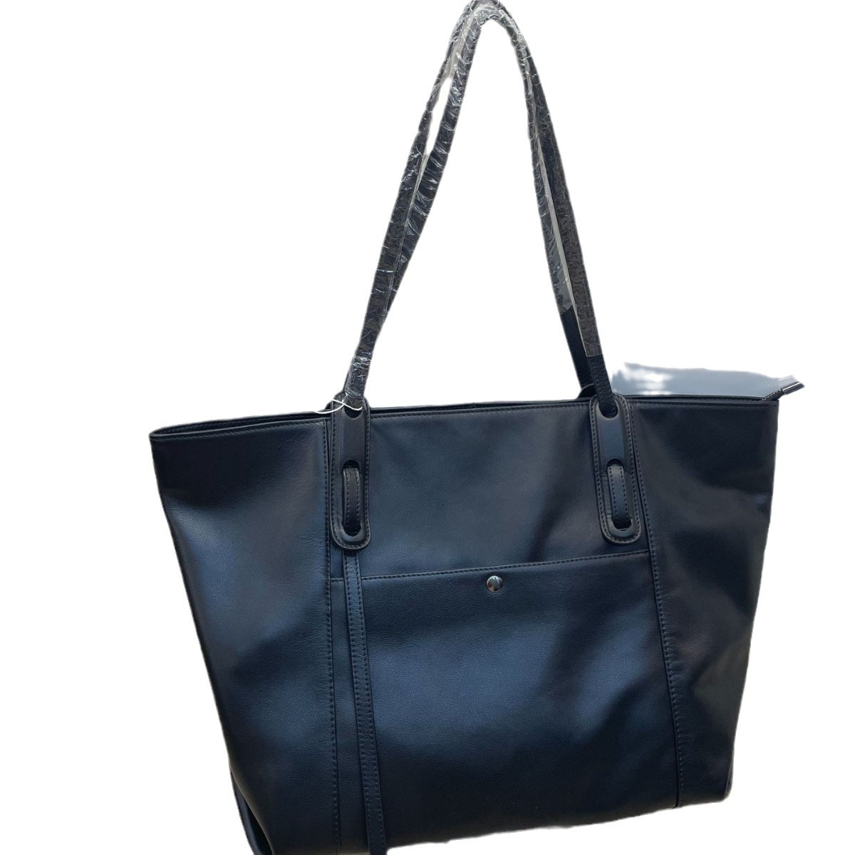 El nuevo bolso tote tiene un temperamento negro simple, cuero suave, bolso de hombro único, bolso de cercanías y bolso de gran capacidad.
