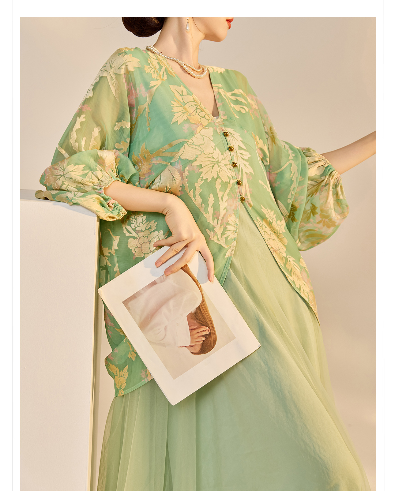 Đầm maxi nữ phong cách Trung Hoa cao cấp, tay dài, cổ cao, họa tiết in hoa cháy kết hợp ghép vải — bầu trời xanh, Màu trắng nhạt chi tiết 6