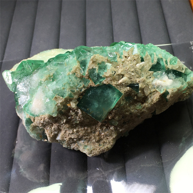 Madagascar Natural Sunlight Green Fluorite Raw Stone Specimen Color Change Green Mineral Crystal 30 sup