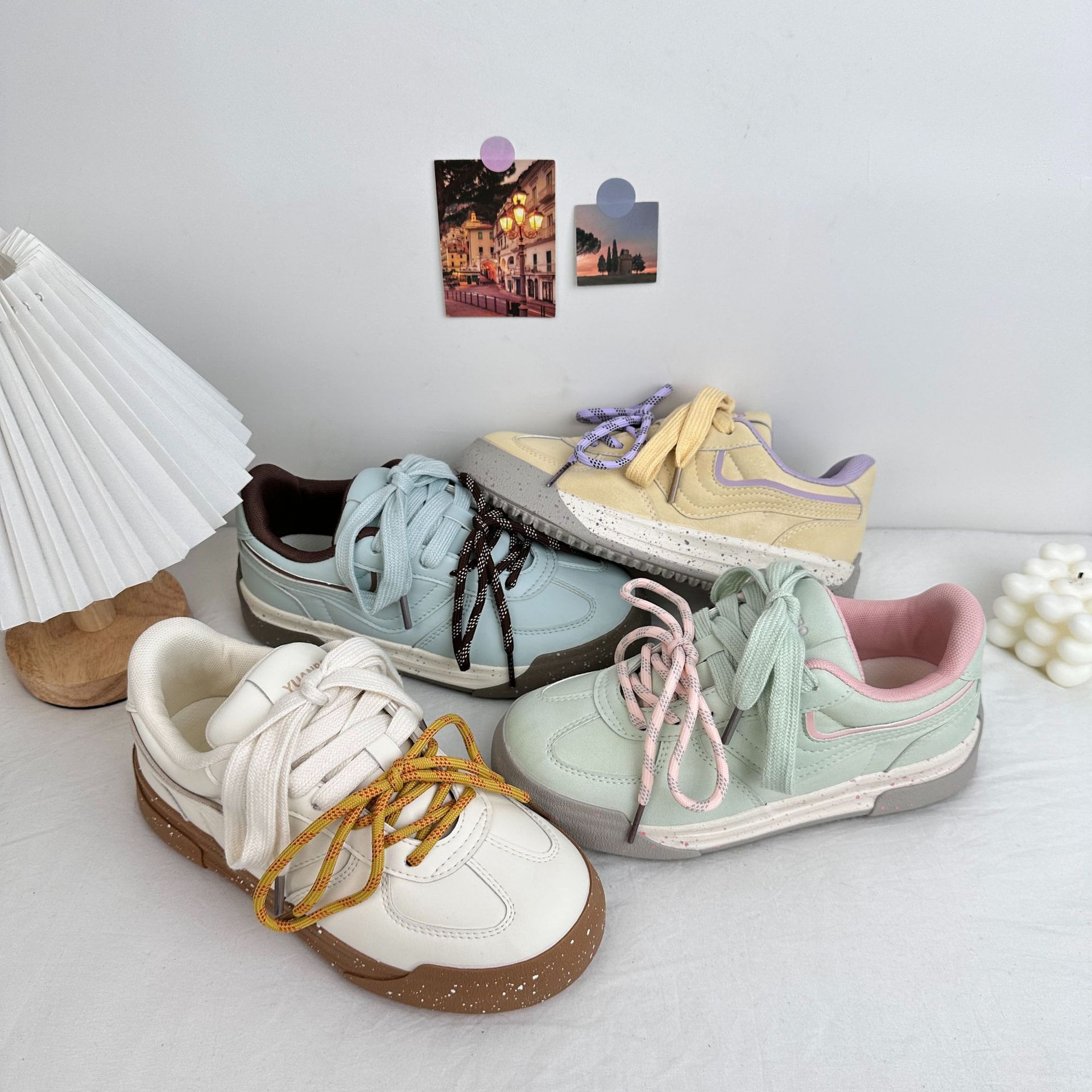 Yuanbo 2025 primavera nuevas zapatillas de deporte para estudiantes de suela gruesa deportes y ocio versión coreana de todo fósforo zapatos blancos zapatos de lona cabello femenino