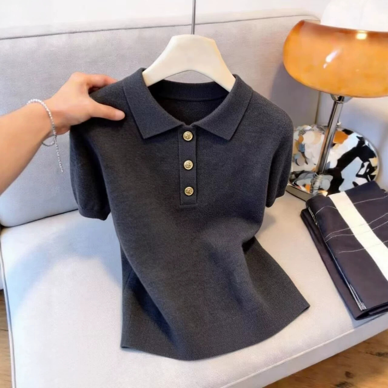 Áo thun polo nữ tay ngắn cổ bẻ phong cách Pháp, dáng ôm vai vuông, thiết kế gầy — màu xám chi tiết 1