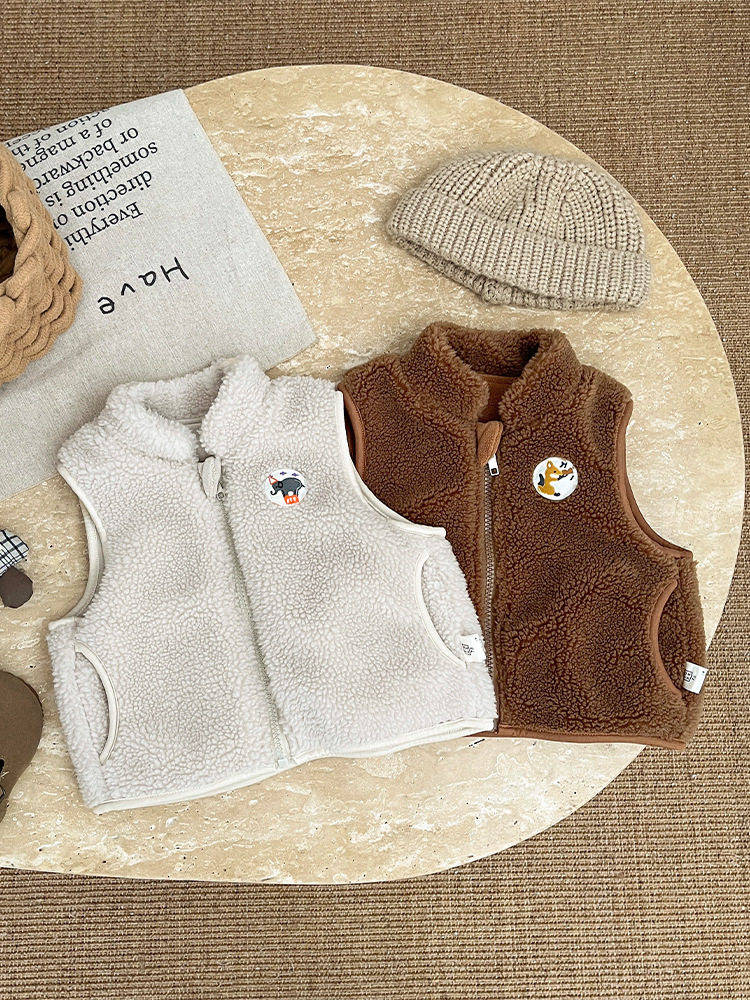 Baby chaleco más chaleco de terciopelo otoño y invierno engrosado vestido exterior para niños y niñas estilo extranjero cordero hombro caliente clip de marea