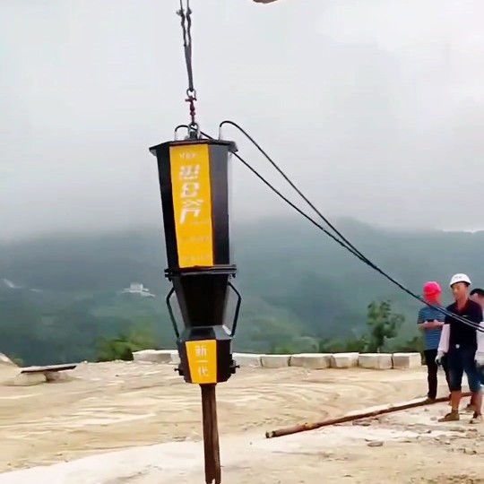 愚公斧挖改岩石劈裂机钻裂一体机率开采矿石产地直发