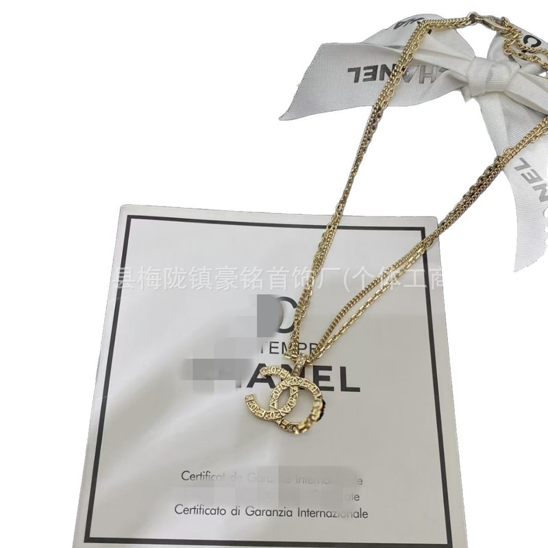 Xiangjiaの高品質ダブルC二層レリーフネックレス女性用、ハイエンドレターダイヤモンド付き鎖骨チェーン、工場直販のリアルショット|undefined