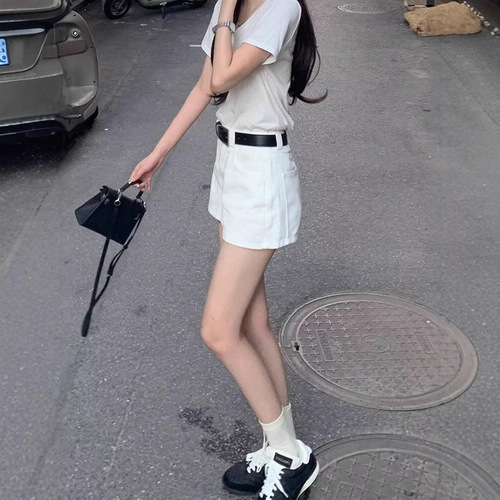 White American-style high-waisted, body-hugging denim mini skirt for women—perfect for petite figures, ideal for bold yet sweet, slimming, and figure-flattering summer skort.