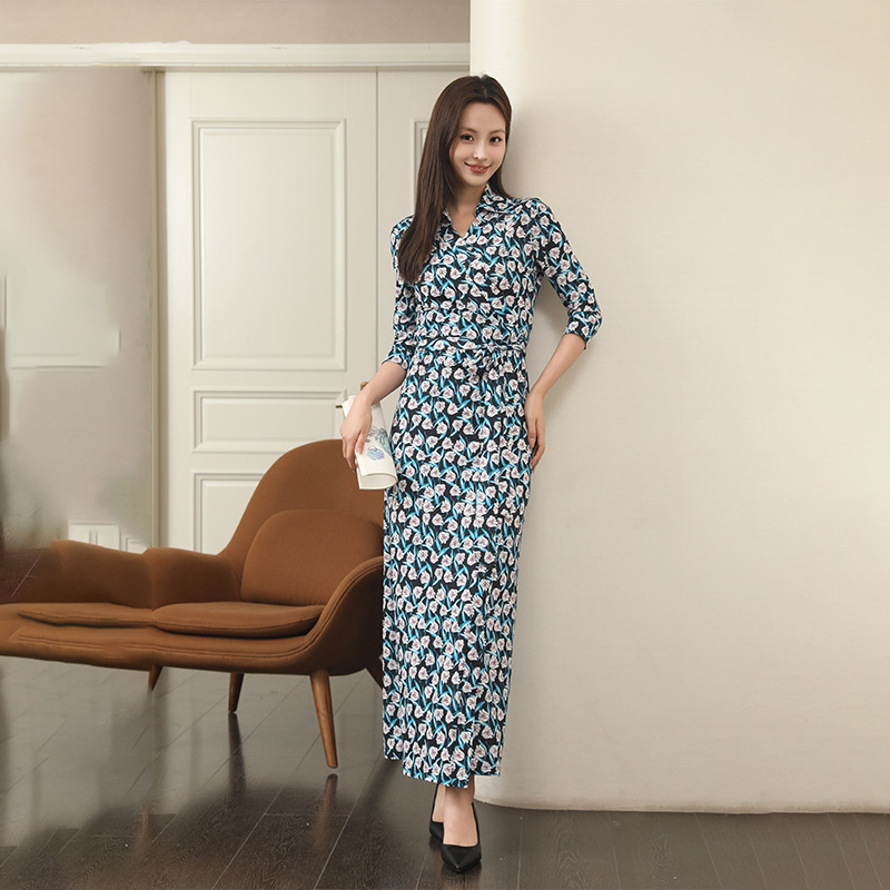Wrap Dress with Blue and White Floral Pattern, Elegant Waist-Cinching Design, Slimming One-Piece French Dress Pg Dvf2025 New Summer Model Wrap Dress with Blue and White Floral Pattern, Elegant Waist-Cinching Design, Slimming One-Piece French Dress Pg Dvf2025 New Summer Model