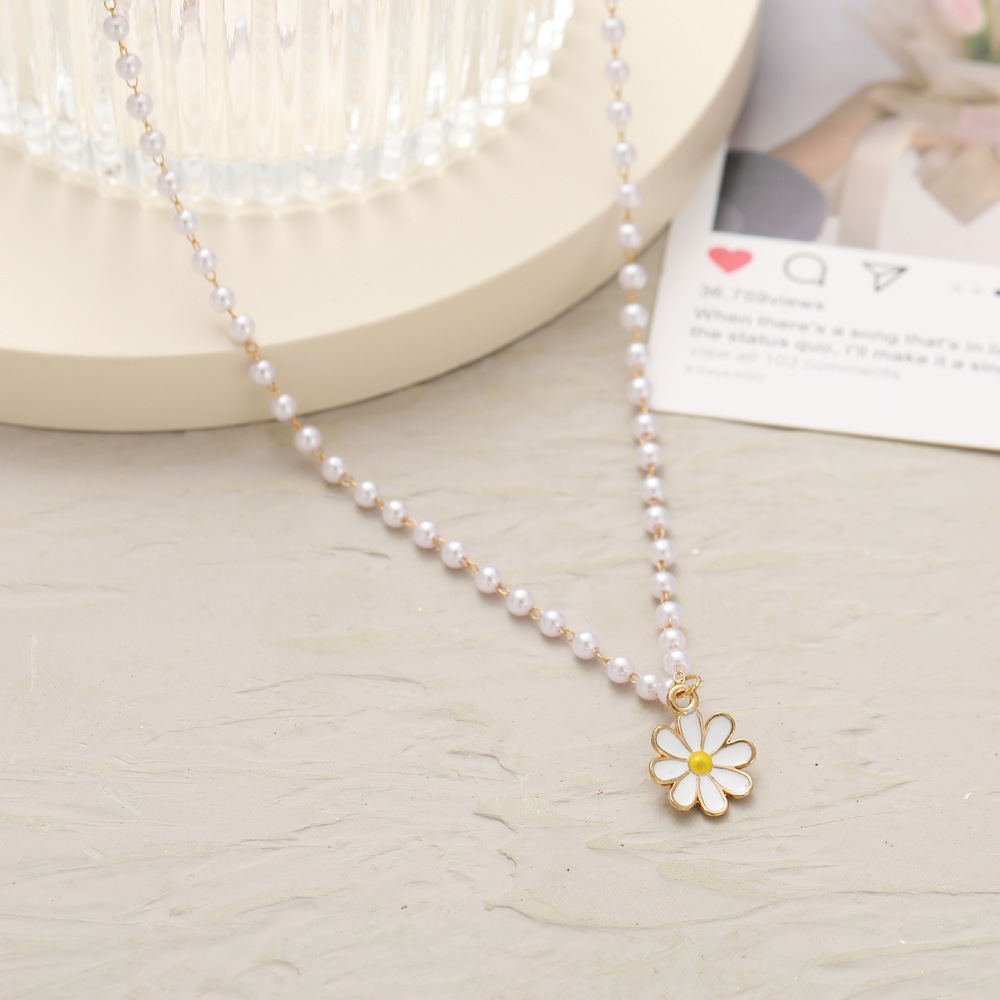 Wholesale New Creative Pearl Small Daisy Pendent Alloy Necklace Nihaojewelry display picture 3