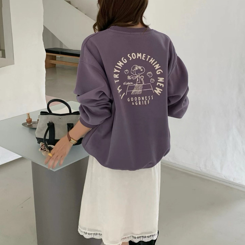 Korean-style sweatshirt with Snoopy print on the back for women, new autumn and winter versatile long-sleeve top, casual jacket in a relaxed style Korean-style sweatshirt with Snoopy print on the back for women, new autumn and winter versatile long-sleeve top, casual jacket in a relaxed style