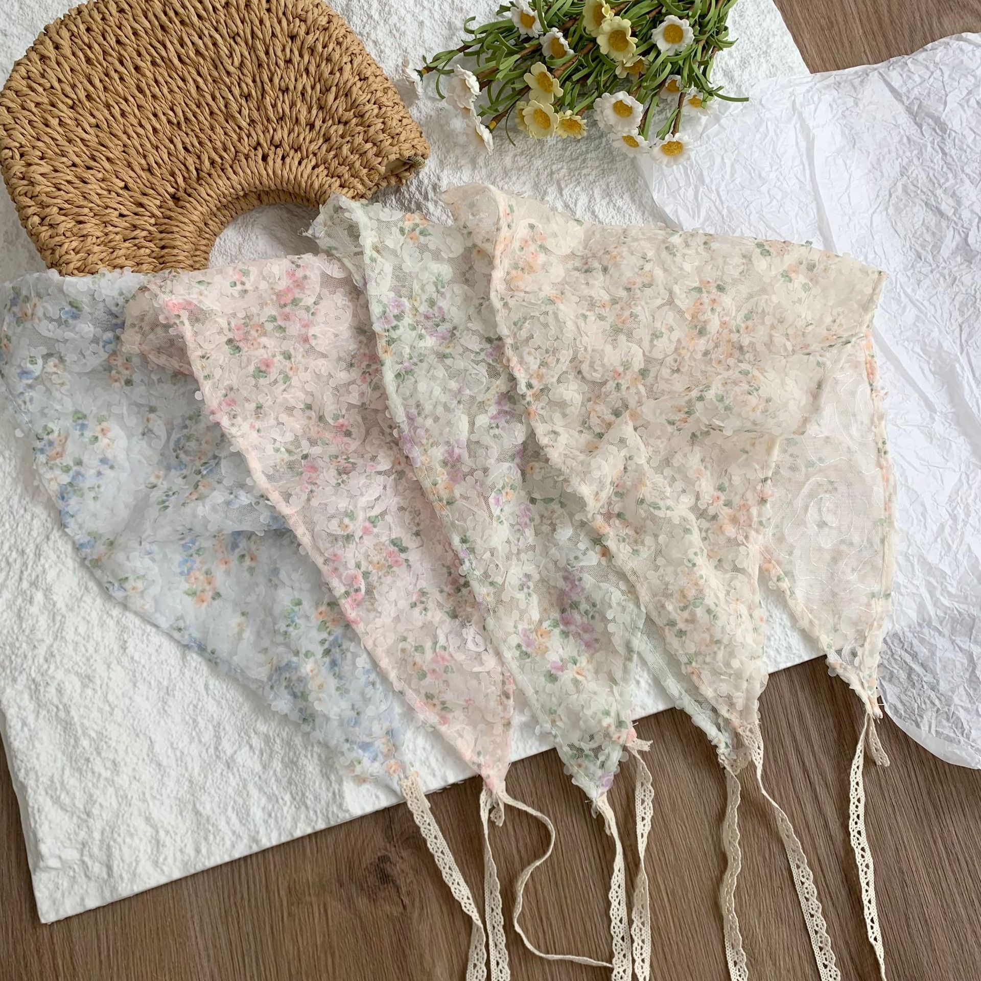 Bufanda triangular, bufanda de seda pequeña estampada para mujer, sentido avanzado, nueva versión coreana, bufanda pequeña de encaje decorativo, pañuelo en la cabeza, cinturón para el cabello, cabello atado