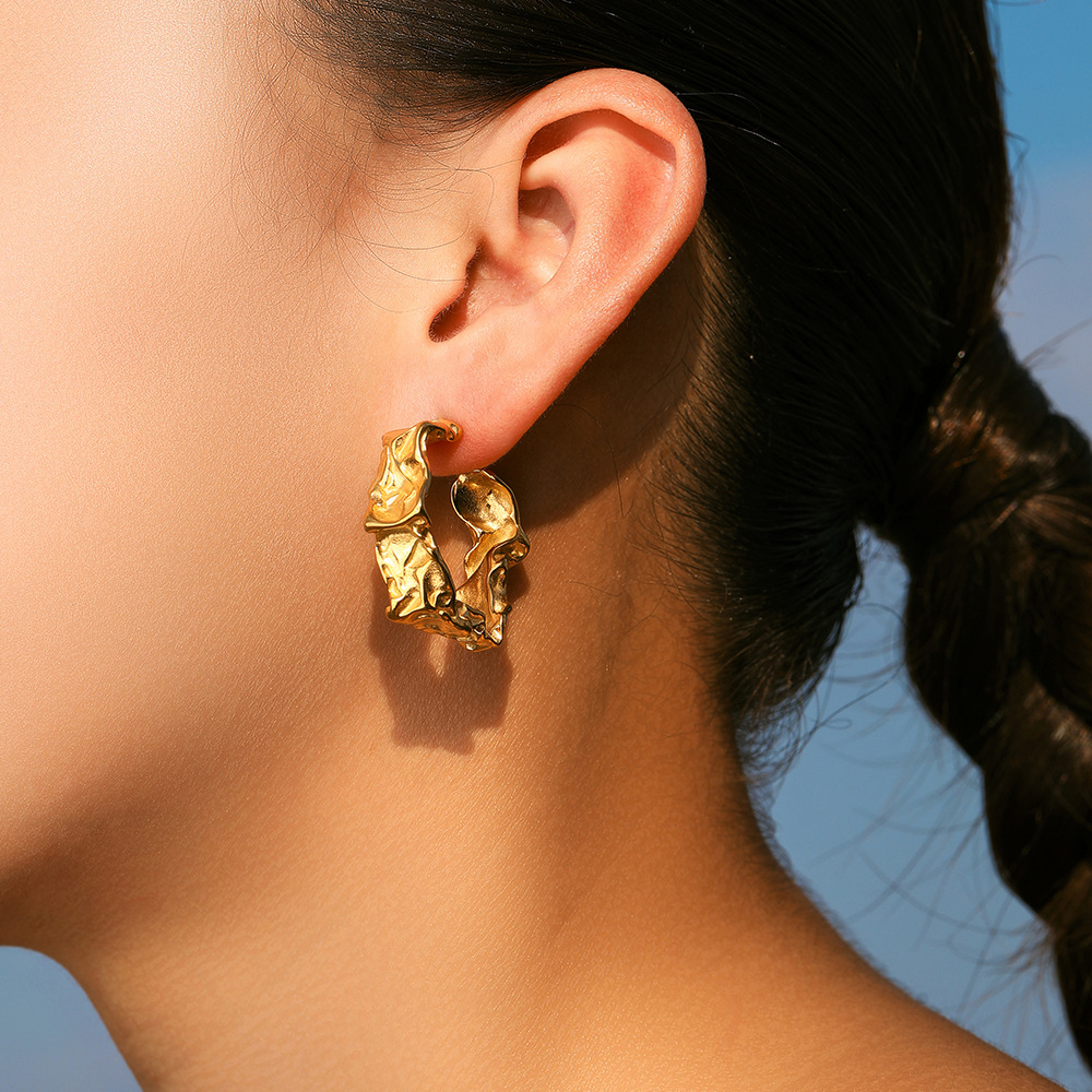 Tina transfronteriza galvanizado 18k oro inoxidable pernos de orejas de alta calidad sensación de moda para damas simple in joyas de orejas de viento