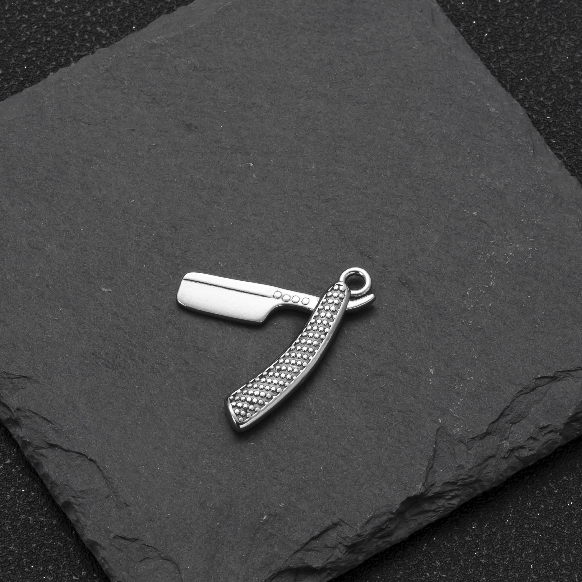 Colgante único europeo y americano venta caliente collar de acero inoxidable colgante de pistola raspador tridimensional calle hip-hop accesorios de joyería de bricolaje