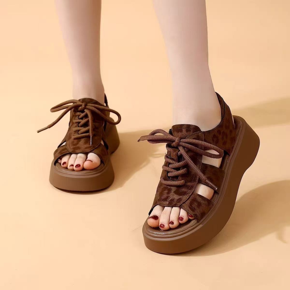 2026 mujeres de verano nuevas sandalias con patrón de leopardo nuevas moda muffins con falda suave red lazos rojos