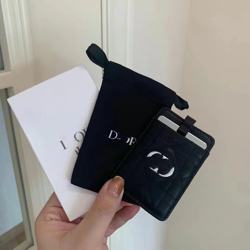 カウンターにはプレゼントがいっぱいで、カードバッグの鏡D家菱格カードバッグのステンレス鏡二合一セットの防塵袋付きギフトボックスがあります。|undefined