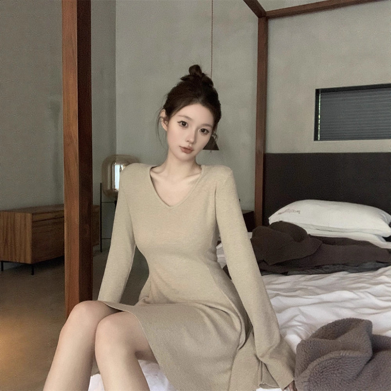 Autumn and Winter Mature Style V-Neck Flared Sleeve Knitted Dress for Women, Pure Desire Slim Fit Korean A-Line Short Dress