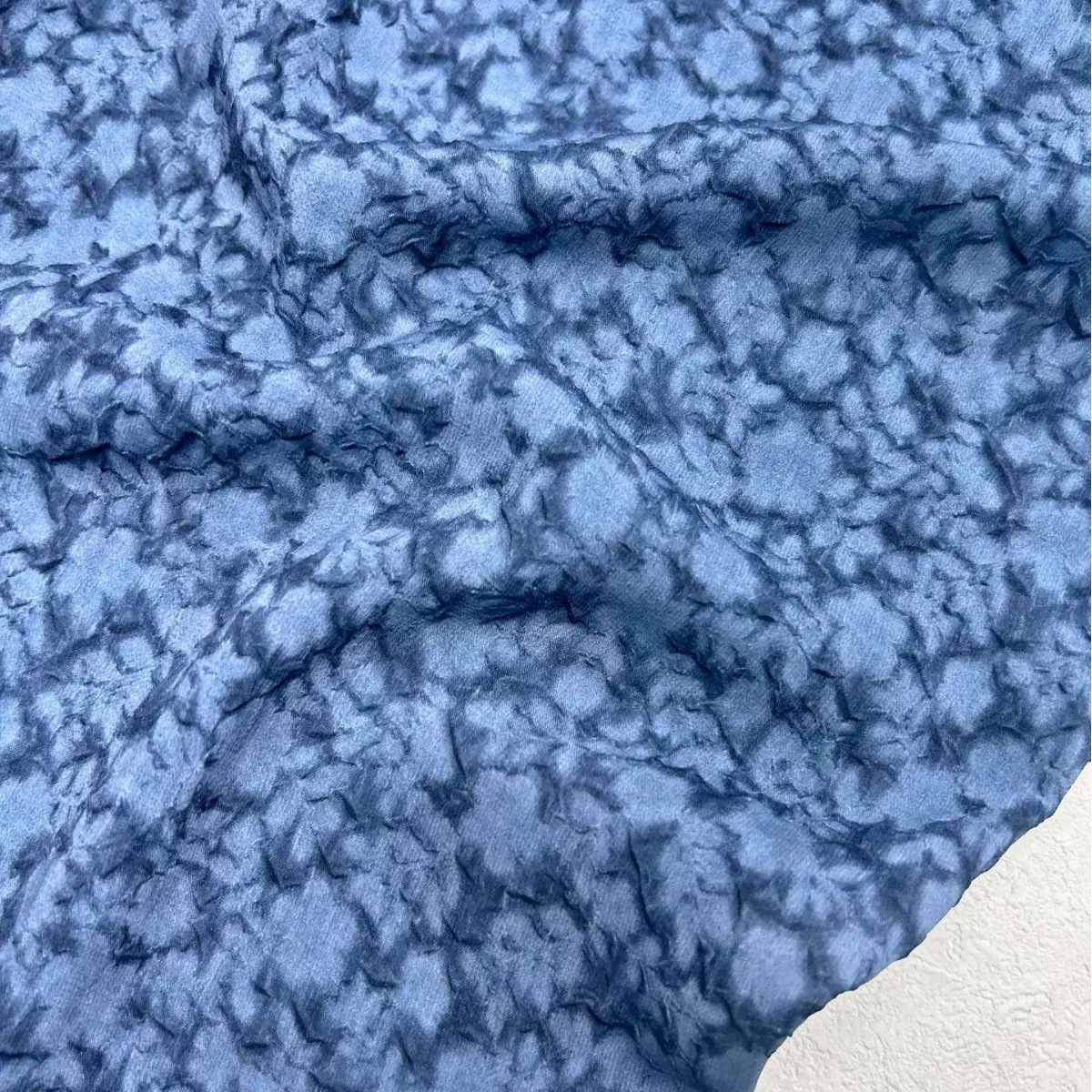 春夏立体浮雕小花雪纺 扎染炒色压花面料 柔软亲肤女装童装面料