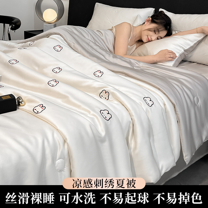 Edredón fresco de verano de seda de hielo de cuatro piezas 2025 nuevo estilo sedoso para dormir desnudo, colcha de aire acondicionado se puede lavar a máquina verano